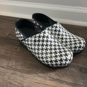 Sanita clogs size 7 (38 EU) houndstooth pattern